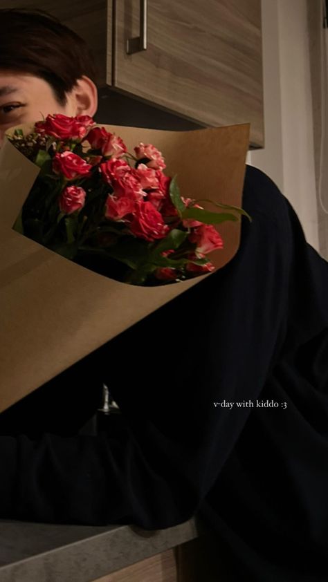 Aesthetic Soft Launch Photos, Flowers For Him Boyfriends Man Bouquet, Boy With Flowers Aesthetic, Boyfriend Flowers Aesthetic, Guy Giving Girl Flowers, Boyfie Aesthetic, Flower Bouquet For Men, Rose Day Pic, Autumn Instagram