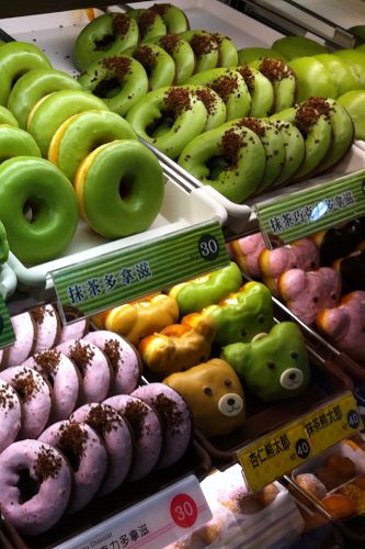 a hungry girl's guide to taipei: Snapshot/dessert: matcha green tea and bear donuts at MR. DONUT Green Tea Donut, Mr Donut, Japanese Donuts, Taipei Food, Pastel Cupcakes, Taiwanese Food, Cute Donuts, Japanese Candy, Japanese Dessert