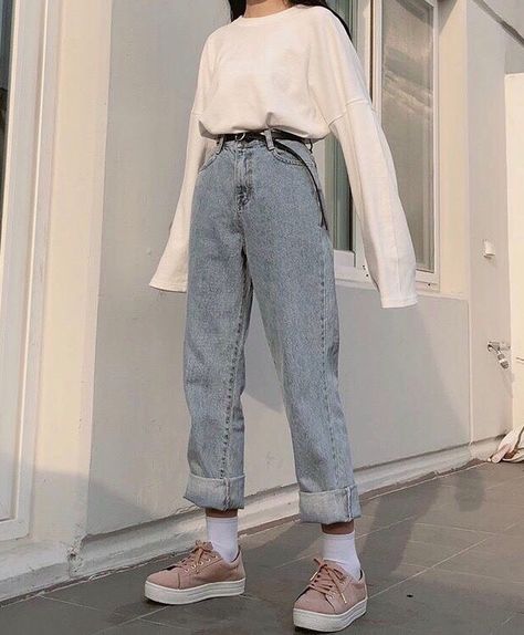 devuelta pantalon con cinto y esta vez remangado. Vintage Outfits 90s Retro, Vintage Outfits Classy, Mode Ulzzang, Vintage Outfits 90s, Fashion 90s, Teddy Boys, Look Retro, Outfit 90s, 90's Fashion