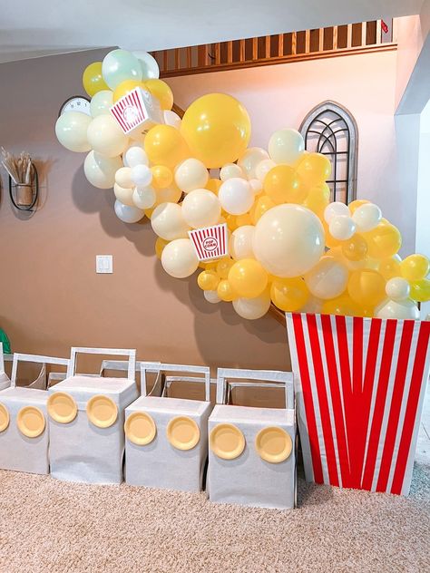 Movie Theme Balloon Garland, Movie Night Balloon Arch, Movie Night Balloon Garland, Popcorn Balloon Garland, Popcorn Balloon Arch, Drive In Movie Party, Cardboard Box Cars, Popcorn Balloon, Carnival Baby Showers