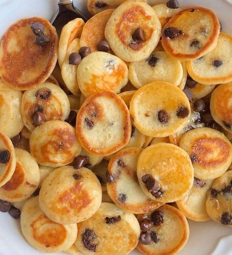 Pancake Cereal, Chocolate Chip Pancakes Recipe, Banana Chocolate Chip Pancakes, Flavored Pancakes, Pancake Calories, Pancake Recipe Buttermilk, Pancake Recipe Easy, Mini Pancakes, Chocolate Chip Pancakes