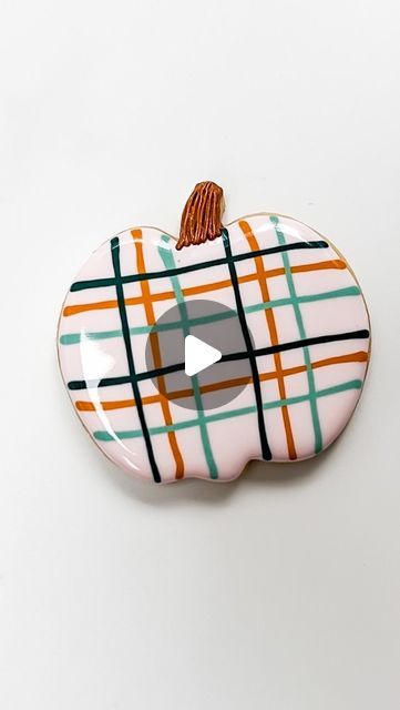 Stacia Walling on Instagram: "I think this one is my favorite of the 6 pumpkins from my Fall Pumpkin Decorating Course!!😍 Sign up for my email list on my website for 10% off my Fall Pumpkin Decorating course!!🧡 It’s completely self paced and it’s perfect for beginners! Here’s what’s Included: • Step-by-Step Guidance: We will lead you through 6 decorating technique, ensuring your cookies turn out beautifully. • Creative Freedom: Explore your artistic side as you create adorable fall-inspired cookie designs. • Easy-to-Follow Instructions: No prior experience needed! We provide clear, simple instructions to help you succeed from the very first cookie. • Get access to my Tried and True Butter Vanilla Sugar Cookie Recipe as well as my Royal Icing Recipe to make the perfect cookies fr Easy Fall Royal Icing Cookies, Pumpkin Sugar Cookies Royal Icing, Buttercream Pumpkin Cookies, Royal Icing Pumpkin Cookies, Simple Halloween Cookies Decorated, Pumpkin Cookies Royal Icing, Pumpkin Royal Icing Cookies, Easy Royal Icing Cookies Design, Fall Royal Icing Cookies