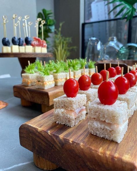 Sandwich Serving Ideas, Baby Shower Catering Ideas, Catering Food Ideas, Mesa Brunch, Mini Aperitivos, Brunch Mesa, Mini Instagram, Catering Food Displays, Kreative Snacks