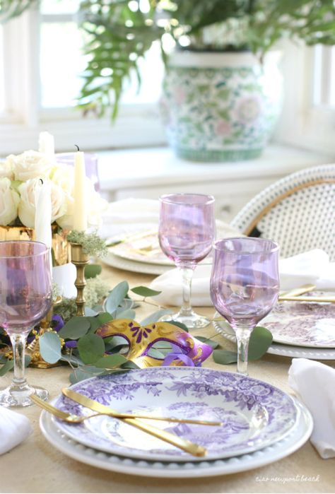 ciao! newport beach: a vintage inspired mardi gras table Mardi Gras Dinner Party, Mardi Gras Dinner, Mardi Gras Wedding, Mardi Gras Centerpieces, Carnival Decorations, Table Setting Inspiration, Mardi Gras Decorations, Holiday Table Settings, Beautiful Table Settings