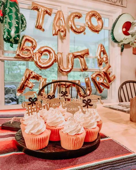 taco bout a future graduation party theme Rustic Grad Party, Grad Party Decor Ideas, 2023 Graduation Party Ideas, College Graduation Party Themes, College Graduation Gifts For Him, Highschool Graduation Party, Rose Gold Graduation Party, Graduation Party Decor Ideas, Chic Graduation Party