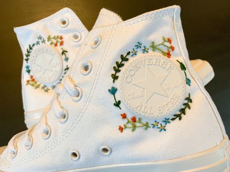 Trendy Converse, Converse Haute, Zapatillas All Star, Converse Ideas, Converse Embroidery, Galaxy Converse, Embroidered Converse, Cute Converse, High Top Converse