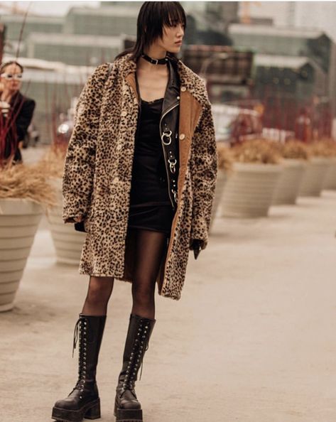 Alt Nye Outfit, Color Outfits, Trad Goth, Rocker Girl, Leopard Coat, Rock Outfit, Model Aesthetic, Estilo Punk, Aesthetic Women