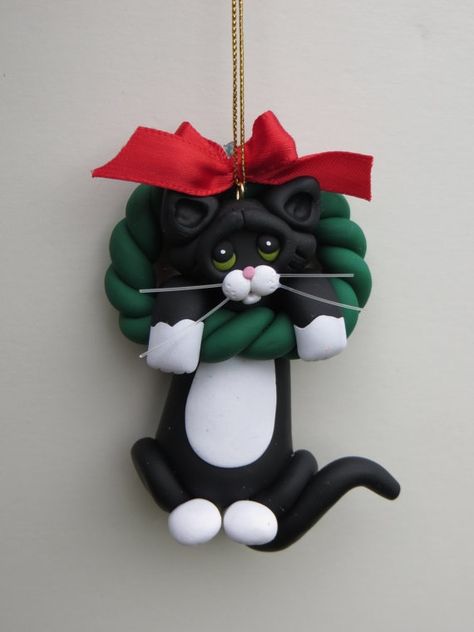 Tuxedo cat ornament. Fimo Kawaii, Clothespin Wreath, Door Swags, Jul Diy, Polymer Clay Cat, Deco Christmas, Clay Cat, Cat Christmas Ornaments, Polymer Clay Ornaments