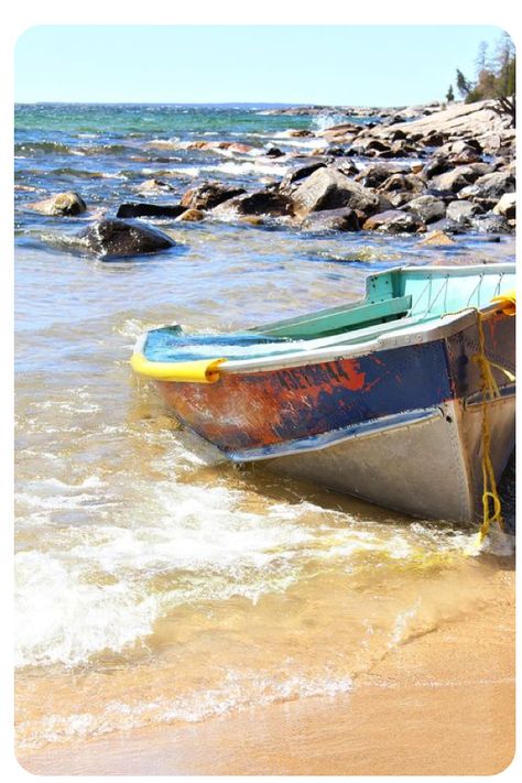 Boats Photography, Boat On Beach, Boat On Lake, Vintage Sailboat, Sea Drawing, Beach Art Painting, Bay Boats, Row Boats, Boat Fashion