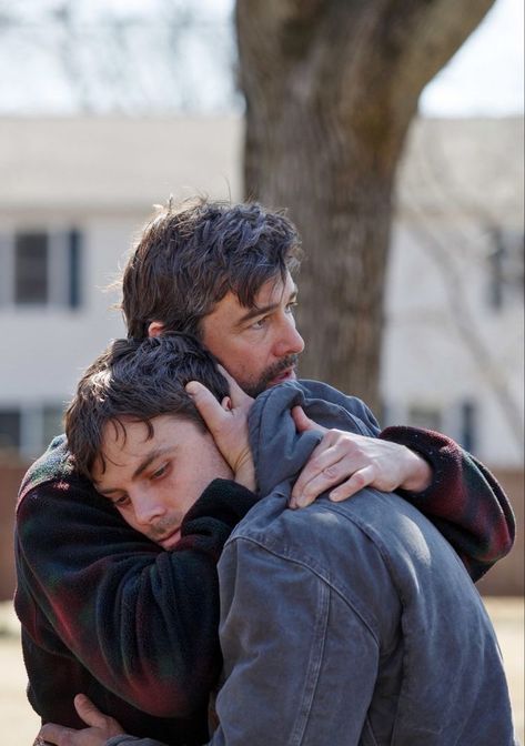 Comforting Pose Reference, Hurt Comfort Pose Reference, Hurt Pose Reference, Kenneth Lonergan, Hug Pose, Manchester By The Sea, People Hugging, Class Inspiration, Body References