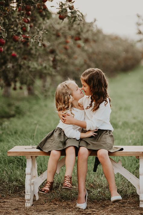 Poses For Two Sisters, Toddler Sister Photoshoot, Sister Pictures Kids, Little Sisters Photoshoot, Photography Poses Sisters, Mom And Two Kids Photoshoot, Sisters Photoshoot Ideas, 2 Sisters Photography, Two Sisters Photography