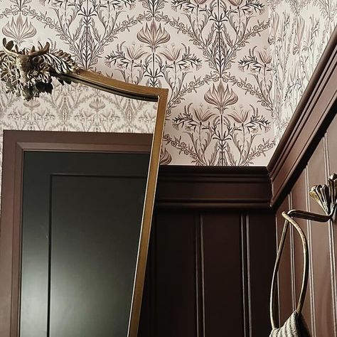 Bonnie Ryan / Home Decor & Design on Instagram: "A little before & after of our powder bath! Swipe to see the whole space and what it looked like before. This space was so builder grade basic, and lacked character and originality. So we removed the large mirror, added bead board and gorgeous floral wallpaper above! We also added beautiful new hardware, and stunning shelves above the toilet. The bead board we painted this deep moody brown, Townsend Harbor Brown by BM and it compliments the floral wallpaper so well! The dark paint color actually makes this room feel larger, and it’s so cozy now. I’m so obsessed and love this space so much more. Comment “bath” and I’ll send you all the sources! Powderbath DIY home project Bathroom remodel DIY bathroom Moody bathroom" Dark Beadboard Bathroom, Townsend Harbor Brown, Dark Beadboard, Bathroom Moody, Bead Board Wallpaper, Bonnie Ryan, Shelves Above The Toilet, Bathroom Remodel Diy, Moody Bathroom