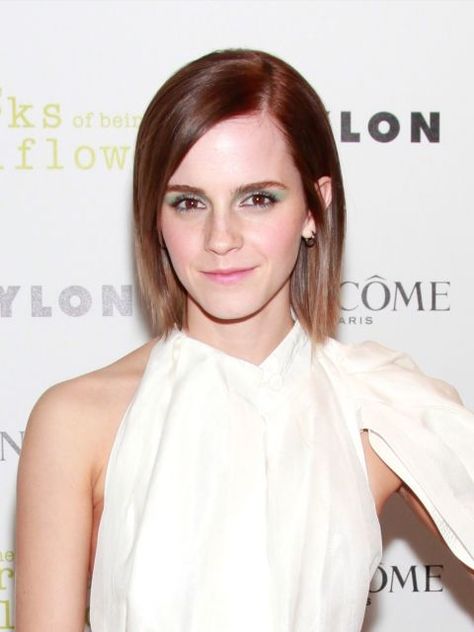 For Emma Watson's adorable elfin bob, straight your locks and tuck some behind your ears. Side Parting Hairstyles, Hair Side Parting, Cropped Bob, Celebrity Bobs, Cute Bob Haircuts, Bob Ideas, Bob Straight, Long Bobs, Cute Bob