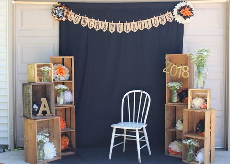 Rustic Photo Backdrop, Back To School Photo Backdrop, Graduation Photo Backdrop, Outdoor Birthday Party Decorations, Rustic Graduation Party, Spiderman Birthday Party Decorations, Graduation Party Backdrops, Preschool Pictures, House Party Decorations