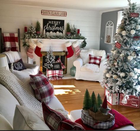 100+ Rustic Christmas Decor Ideas that Brings Back The Traditional Festive Vibe In Your Home - Hike n Dip Rustic Christmas Decor Ideas, Rustic Christmas Decor, Christmas Fireplace Decor, Christmas Decorations Living Room, Christmas Mantle, White Christmas Decor, Christmas Living Rooms, Christmas Fireplace, Christmas Room