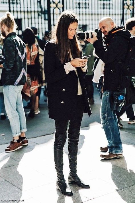 A Classic Street Style Take On Over-The-Knee Boots Fashion Gone Rouge, Moda Paris, Paris Fashion Week Street Style, Warm Dresses, Looks Street Style, Street Style Winter, Paris Street, Street Style Looks, Looks Style