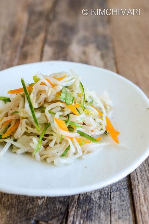 Best Korean Bean Sprouts Recipe with sesame oil and green onions. No garlic! Simple and Easy. Namul Recipe, Bean Sprouts Recipe, Recipe With Cucumber, Sesame Oil Recipes, Koreansk Mad, Korean Food Side Dishes, Bean Sprout Recipes, Korean Vegan, Korean Recipe