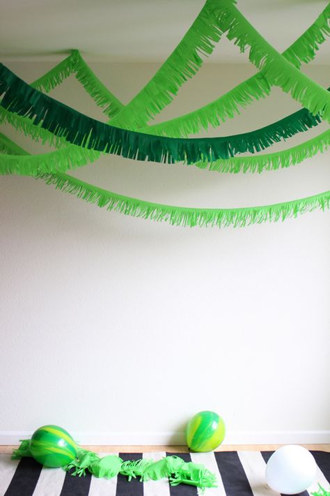 Easy & Cheap St. Patrick's Day Crafts You Can Make Before the Weekend Tropisk Fest, Diy Slinger, Fringe Garland, Jungle Theme Parties, Jungle Theme Birthday, Jungle Birthday Party, Safari Theme Party, Safari Birthday Party, Jungle Birthday