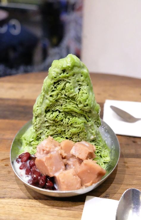 Shaved Ice Aesthetic, Korean Bingsu, Asian Inspired Desserts, Food Bucket List, Desserts Around The World, Cardamom Buns, Asian Sweets, Yogurt Pops, Sweet Red Bean