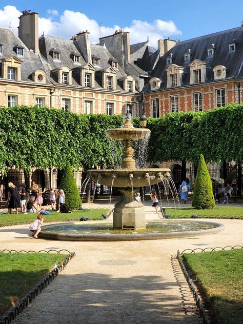 Les Marais Paris, World Beautiful Places, Paris City Of Love, Paris Marais, Le Marais Paris, Marais Paris, Paris Architecture, City Of Love, Paris Vintage