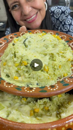 Arroz poblano | El Arroz poblano o verde es lo mas delicioso que vas a pobrar, sigue esta receta y acompañalo con tu plato fuerte favorito | By Cocinando con ChepisFacebook Poblano Rice, Chile Poblano, Green Chilies, Buffalo Chicken, Tex Mex, Quick Meals, Cilantro, Cooking Recipes, Rice