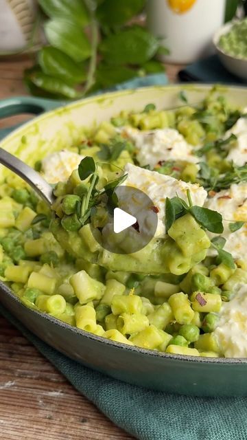 Crowded Kitchen | Lexi & Beth on Instagram: "Creamy Burrata Pea Pasta 🫛🌱 The perfect easy pasta recipe to save for spring! Bookmark this post (recipe below 👇) or head to the link in our bio for the printable recipe. 

If you’re tired of the same pasta recipes (looking @ you, marinara 🍝👀), this recipe is a great way to change things up. It’s also easy to make dairy free (omit the cheese, or use a vegan alternative) and it’s such a great way to utilize spring produce! 

You can use fresh or frozen peas in this recipe. The burrata really takes this pasta to the next level, but it’s still delicious without! 

RECIPE below 👇 or head to the link in our bio for the printable recipe. Want to sign up for our email list so you don’t miss any new recipes? Send me a DM or click the link in our b Vegetarian Pasta Sauce, Family Meal Prep, Fast Easy Dinner, How To Cook Polenta, Slow Cooker Ribs, Food Content, Healthy Menu, Vegetarian Entrees, Vegetarian Pasta