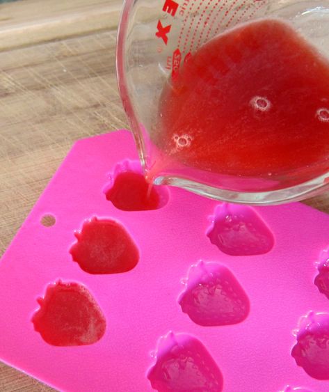 Candy Molds Recipes, Sugar Free Juice, Silicone Molds Recipes, Jello Mold Recipes, Jello Jigglers, Gummy Snacks, Homemade Fruit Snacks, Healthy Snacks To Make, Healthy Candy