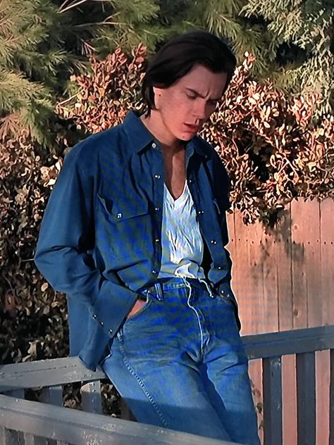 River....The Thing Called Love River Phoenix The Thing Called Love, Phoenix River, River And Joaquin Phoenix, Rain Phoenix, 90s Actors, River Phoenix, Glam Metal, Joaquin Phoenix, Calum Hood