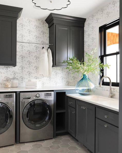 Even with dark cabinets and tile floors, the natural light and a whimsical wallpaper brighten the mood in this charming laundry room. Looking for more? Check out 16 of our favorite laundry rooms on the blog. Design by ​@freshhavendesign. Build by @michaelpauldesignbuild. ​Photo by ​@spacecrafting_photography. Laundry Room Tile, Blue Laundry Rooms, Laundry Room Ideas Small Space, Small Laundry Room Makeover, Laundry Room Flooring, Laundry Room Renovation, Modern Laundry Rooms, Laundry Room Cabinets, Laundry Room Remodel