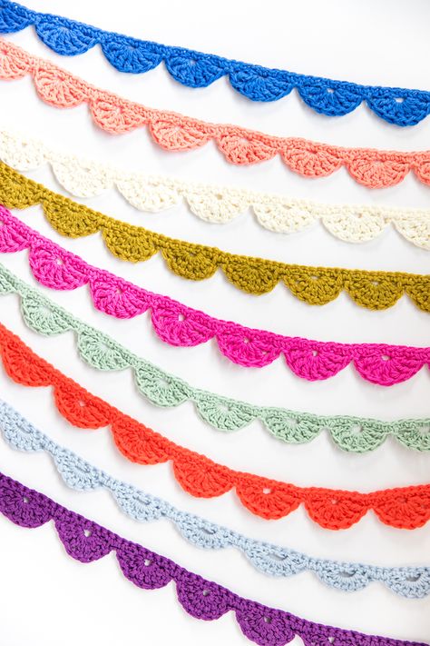 Easy Crochet Garland Pattern, Valentines Garland Crochet, Crochet Birthday Garland, Simple Crochet Garland, Crochet Scalloped Edge Pattern, Crochet Garlands Free Pattern, Crochet Banner Garlands, Crochet Garland Ideas, Crochet Clam Shell