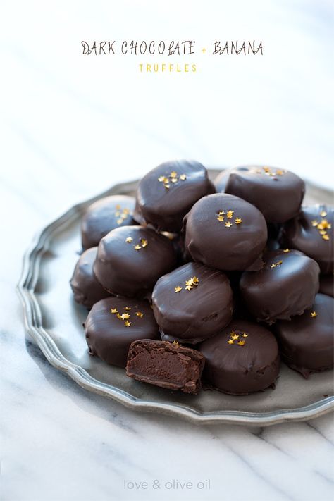 Dark Chocolate and Banana Truffles Banana Truffles, Dark Chocolate Banana, Candy Truffles, Banana Bites, Easy Meal Ideas, Truffle Recipe, Cake Truffles, Eat To Live, Homemade Candies