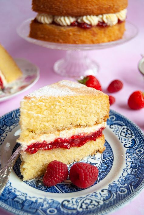 Victorian Sponge Cake British, Victorian Cake Recipe, Victorian Sponge Cake Recipe, Victorian Sponge Cake, Victorian Sponge, Easy Lemon Drizzle Cake, Victoria Sponge Cake Recipe, Easy Sponge Cake Recipe, Victoria Sponge Recipe