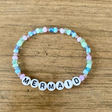 Mermaid Beaded Bracelet, Little Mermaid Bracelet, Alphabet Bracelet, Pastel Jewelry, Preppy Bracelets, Disney Bracelet, Bead Crafts Diy, Bracelets Ideas, Mermaid Bracelet