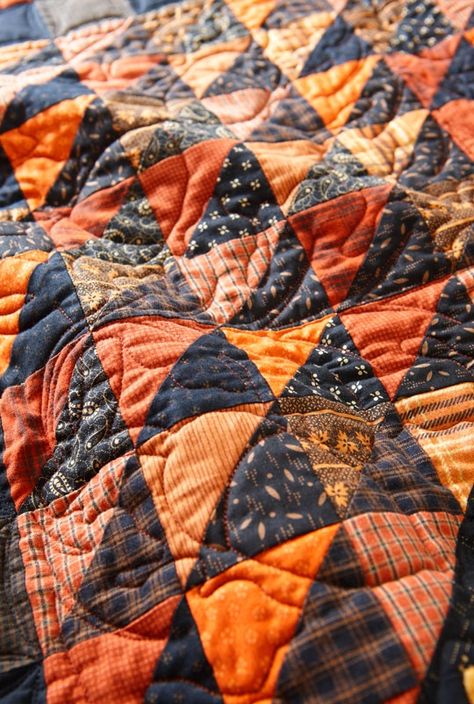 Orange And Black Quilts, Halloween Patchwork Quilt, Autumn Quilts Ideas, Fall Quilts Patterns, Autumnal Quilt, Fall Quilts Autumn, Halloween Quilts Ideas, Goth Quilt, Witchy Quilt