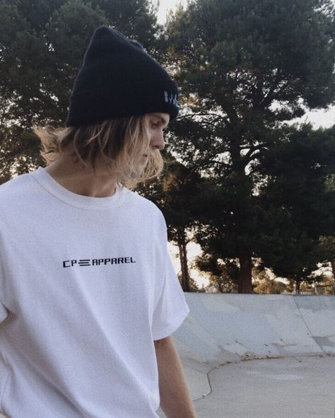 Beanie With Long Hair Men, Beanie Long Hair Men, Surfer Hair Tutorial Men, Cap Style Men, Skater Boy Hair, Long Hair Boy, Skater Hair, Hair With Hat, Beanie Hairstyles