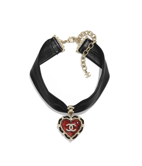 Lizzie Hearts, Heart Choker Necklace, Mode Chanel, Chanel Necklace, Leather Choker Necklace, Heart Choker, Couture Mode, Chanel Jewelry, Leather Chokers