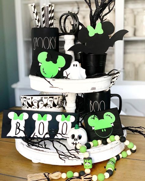 Halloween Decorations Disney, Pumpkin Ideas Halloween, Spooky Mickey Mouse, Disney Halloween Crafts, Disney Halloween Decor, Disney Halloween Diy, Halloween Pumpkin Ideas, Mickey Mouse Centerpiece, Halloween Decorations Apartment