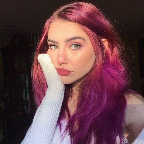 Plum Hair Color Ideas, Plum Hair Color, Bold Hairstyles, Pink Hairstyles, Bold Lip Makeup, Types Of Hair Color, Hair Color Plum, Pink Ombre Hair, Become A Model