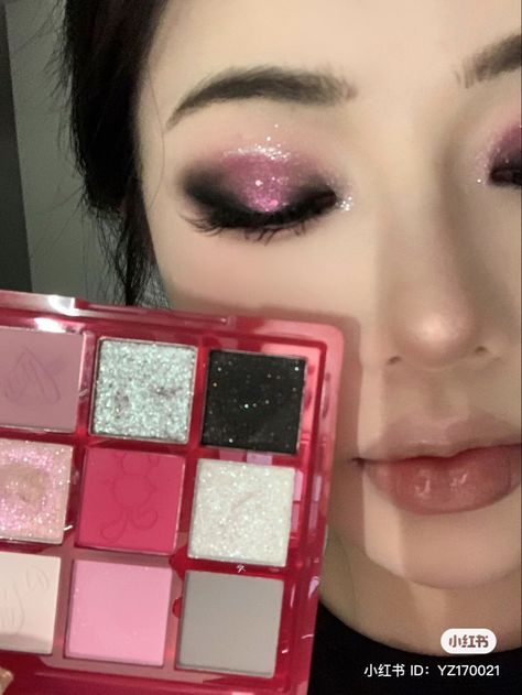 Pink Dark Makeup Looks, Pink Chinese Makeup, Red And Black Douyin Makeup, Draculaura Makeup Inspiration, Douyin Pink Makeup, Pink And Black Eyeshadow Looks, Red Douyin Makeup, Pink And Black Eye Makeup, Pink And Red Makeup