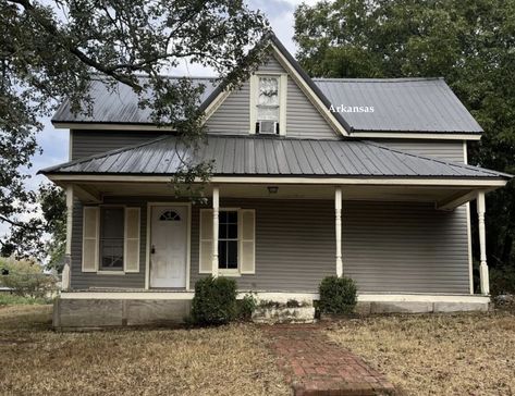 Sweet Old Cheap House in Arkansas Under $50K - Old Houses Under $50K Cheap Old Houses, Diamonds In The Rough, Cheap House, Porch Sitting, Cheap Houses, Starter Home, Metal Roof, Central Air, Fixer Upper