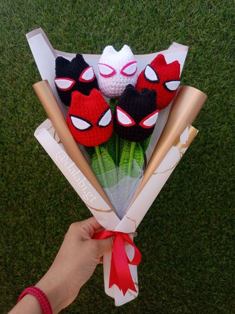 Spider Man Crochet Bouquet, Spiderman Crochet Bouquet, Spiderman Flowers, Crochet For Him, Crochet Gifts For Men, Crochet Spiderman, Spiderman Gifts, Hello Kitty Crochet, Crochet Disney