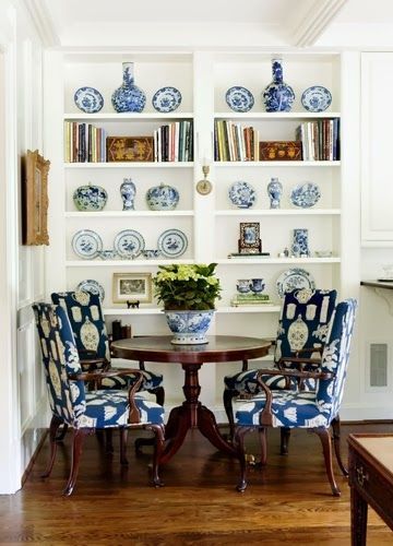 The Chinoiserie Dining Room | Chinoiserie Chic | Bloglovin’ Chinoiserie Dining Room, Bentley Interior, Country Living Room Design, Dining Corner, Breakfast Rooms, French Living Rooms, French Country Living, White Bookshelves, White Chairs