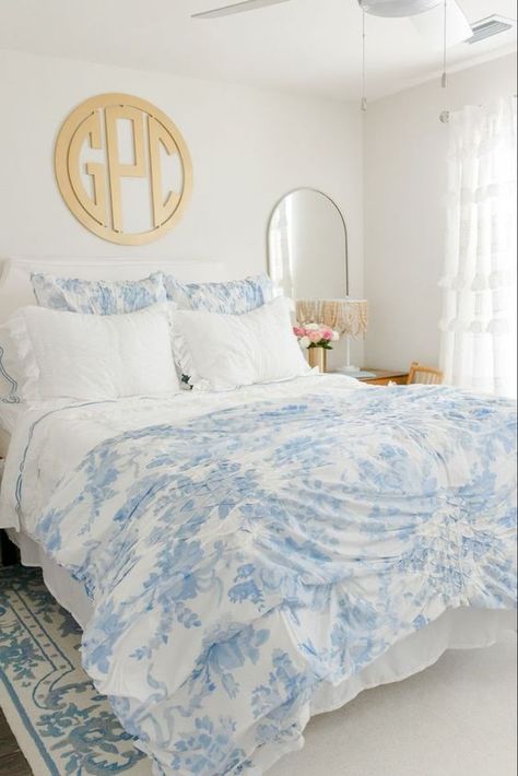 20 Summer Bedroom Decor Ideas » Lady Decluttered Costal Bedroom, Coastal Room Decor, Ornate Border, Preppy Bedroom, College Dorm Room Decor, Dorm Room Designs, Makeover Bedroom, Dorm Room Inspiration, Preppy Room Decor