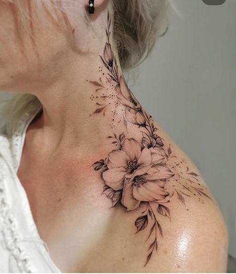 Feminine Shoulder Tattoos, Front Shoulder Tattoos, Tattoo Shoulder, Neck Tattoos Women, Floral Tattoo Sleeve, Śliczne Tatuaże, Neck Tattoos, Classy Tattoos, Shoulder Tattoos For Women