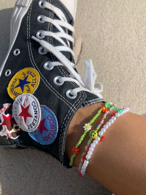 Converse Design, Cute Converse, Beaded Shoes, Converse Black, Aesthetic Shoes, Swag Shoes, Converse Sneakers, Bracelet Ideas, Shoe Charms