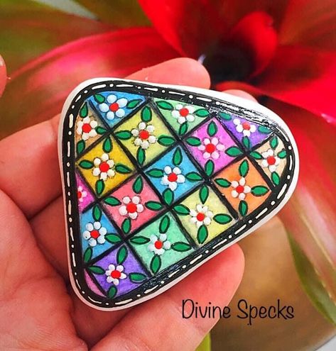 Acrylic Painting Rocks, Stone Pictures Pebble Art, Stone Ideas, Rock Flowers, Diy Rock Art, Stone Art Painting, Painted Rocks Craft, Painting Rocks, Hand Painted Stones