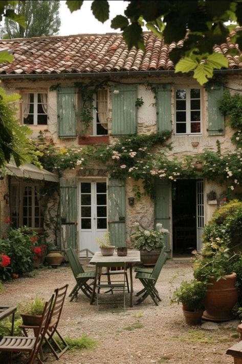 Outdoor Spaces Ideas, English Countryside Home, French Country Side, Italian Cottage, Country Home Exterior, Home Design Architecture, French Country Exterior, Cottage Outdoor, Cottage Exteriors