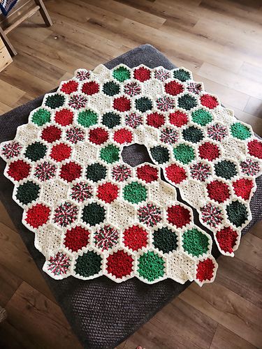 Ravelry: Lyndseytilot's Christmas tree skirt Christmas Tree Crochet Skirt, Christmas Tree Skirts Patterns Crochet, Tree Skirt Crochet Pattern Free, Crochet Tree Skirt Pattern Free, Granny Square Tree Skirt, Christmas Tree Skirts Ideas, Square Tree Skirt, Knit Tree Skirt, Tree Skirt Crochet