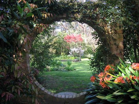 BARD'S CORNER - SPRING EQUINOX Moon Gates, Moon Gate, Garden Entrance, Gorgeous Gardens, Green Garden, Gate Design, Garden Gates, Garden Spaces, Shade Garden