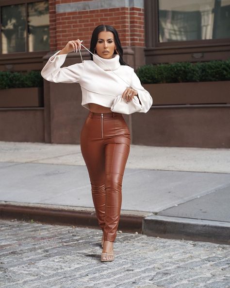 Amra Olević Reyes on Instagram: “Serving you Fall lewkz on a 75° day 😅 do it for the gram 🍁🍂 outfit @revolve #REVOLVEU” Amrezy Outfits, Amra Olevic, Chic Outfits Edgy, Estilo Swag, Hello Fashion, Gold Mine, Casual Cosplay, Winter Outfit Inspiration, Simple Outfit